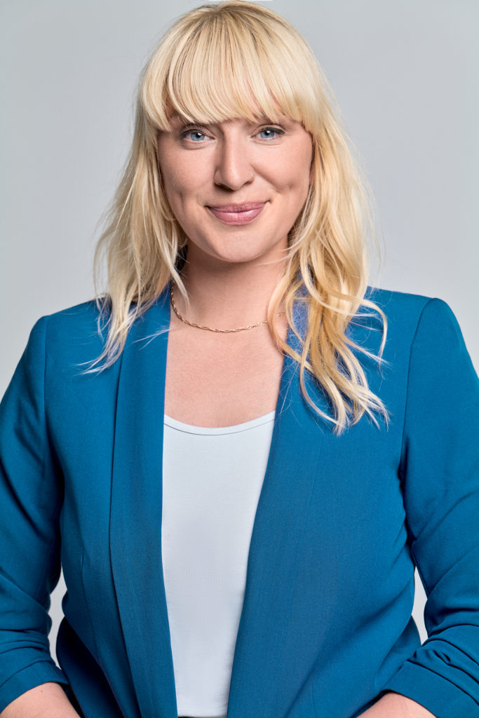 Auf dem Bild ist Luise Amtsberg in einem hellblauen Jacket zu sehen. Sie blickt direkt in die Kamera.