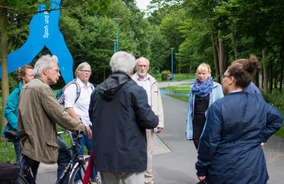 Luise und Teilnehmer des Stadtteilspaziergangs im Sport- und Begegnungspark in Gaarden.