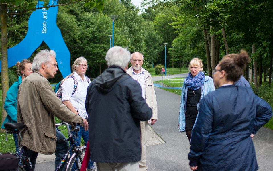 Luise und Teilnehmer des Stadtteilspaziergangs im Sport- und Begegnungspark in Gaarden.